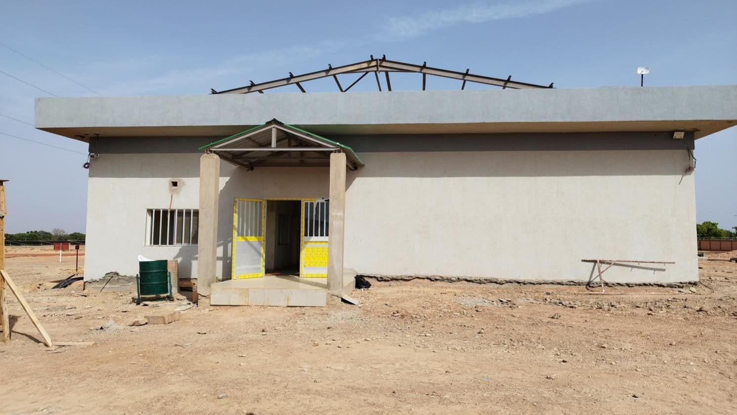 Charpente métallique en cours de pose sur le bâtiment