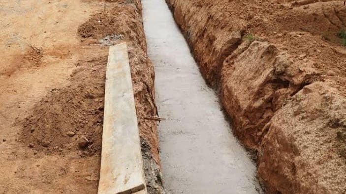 Caniveau de drainage en béton achevé