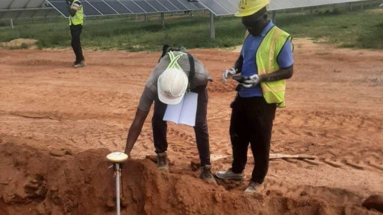 Relevé topographique au GPS devant les panneaux solaires